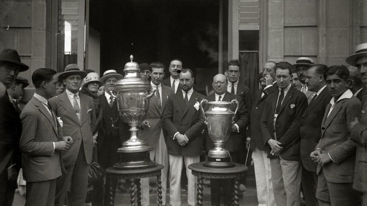 Entrega de trofeos en la plaza de Okendo