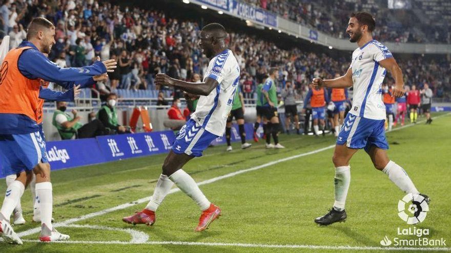 El peor partido y un gol de Apeh devuelven al Tenerife al tercer puesto
