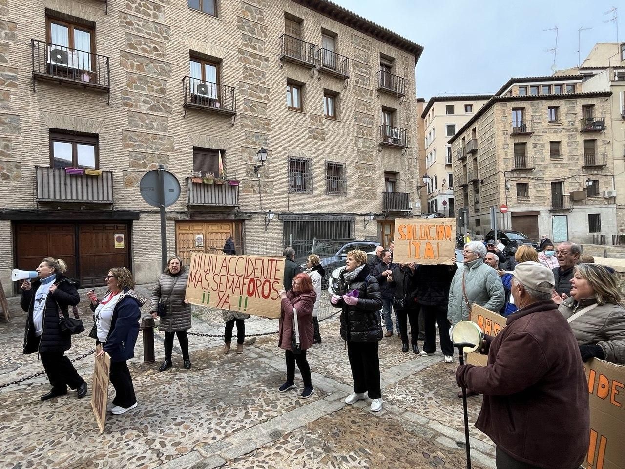 Manifestantes de la Plataforma de seguridad vial de Alberche del Caudillo frente a la Delegación Provincial de la Junta en Toledo