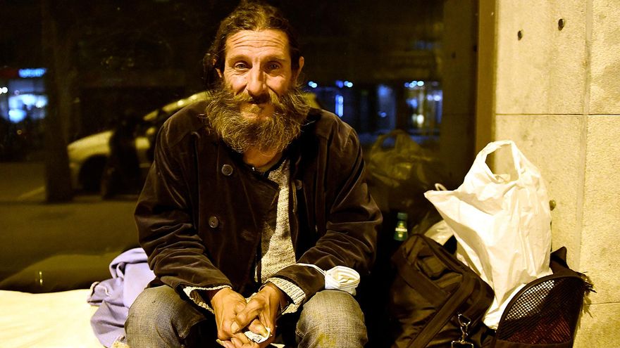 Juan vive en la calle en Barcelona desde hace más de 15 años.