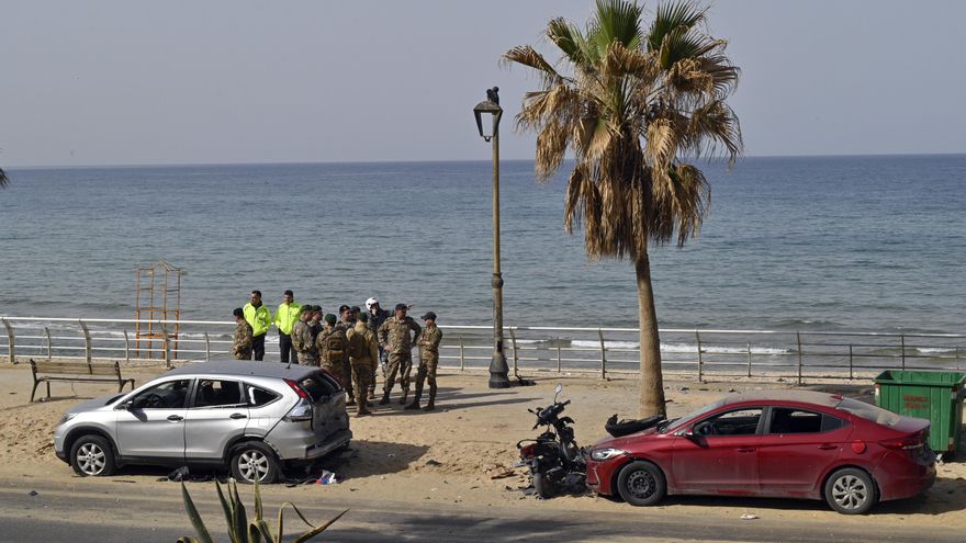 Soldados del ejército libanés inspeccionan el lugar de un ataque con drones israelíes en la playa pública de Ramlet Al Bayda, en Beirut, Líbano.