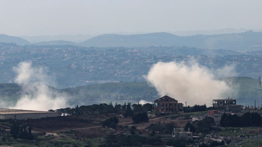 Una explosión en la aldea libanesa de Taybeh, en el sur, vista desde el lado israelí de la frontera en la Alta Galilea, norte de Israel. EFE/EPA/ATEF SAFADI
