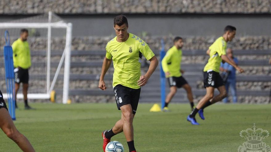 La UD Las Palmas y el Málaga se ven las caras en un duelo marcado por el límite salarial