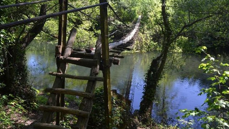 Puente colgante sobre el Sil en Villaverde de la Abadía. // David Zamorano