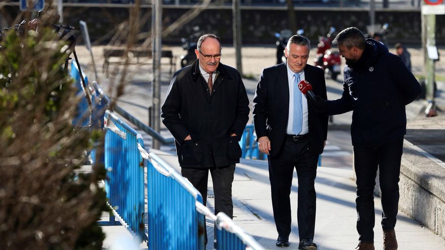 El exconsejero de la Comunidad de Madrid Alfredo Prada (c) atiende a los medios. EFE/Emilio Naranjo/Archivo