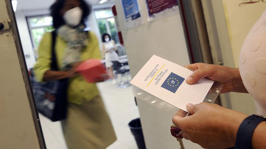 Una persona muestra su "pasaporte sanitario" en una foto de archivo. EFE/EPA/FABIO CIMAGLIAx