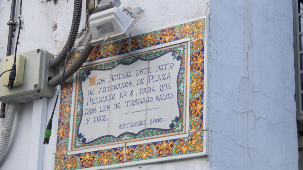 Placa a la entrada del corralón Pelícano número 4.