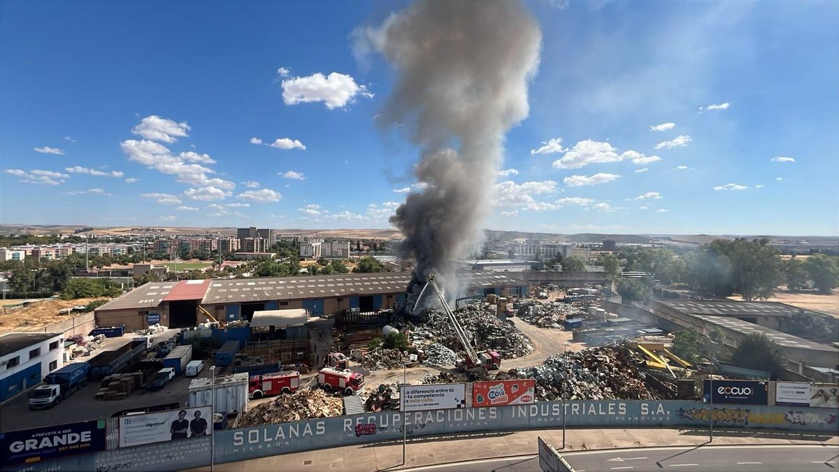 Incendio de chatarra en Solanas