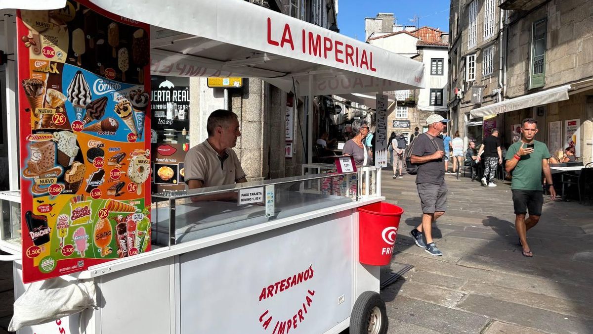 Manuel Prieto, con su carro de helados en Porta Faxeira