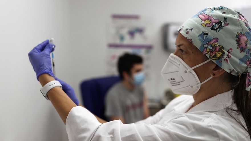 Personal sanitario prepara la vacuna contra la covid-19. EFE/Rodrigo Jiménez/Archivo