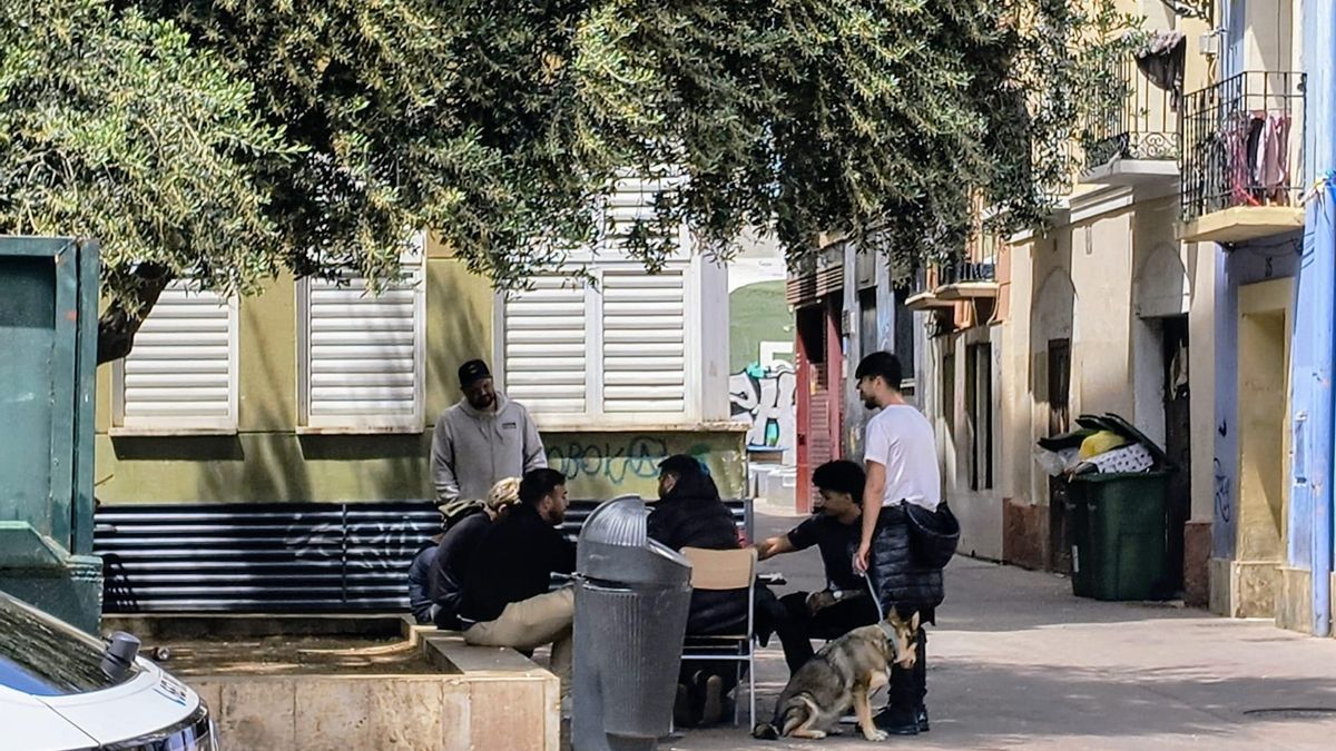 Partida de cartas callejera.