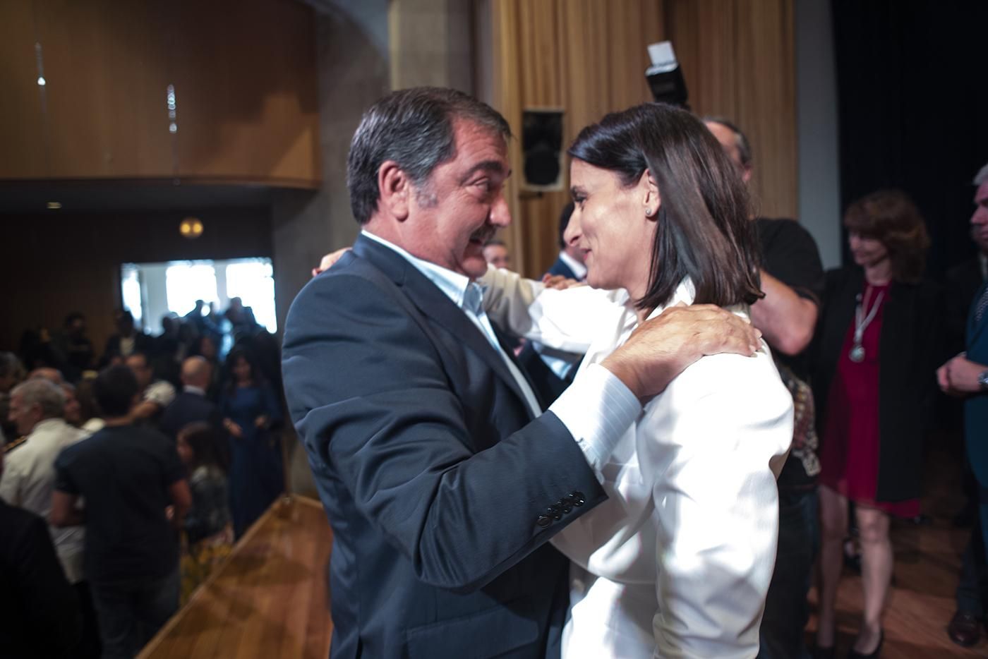 El exalcalde de Santander Gonzalo Piñeiro saluda a Gema Igual tras su toma de posesión. | JOAQUÍN GÓMEZ SASTRE