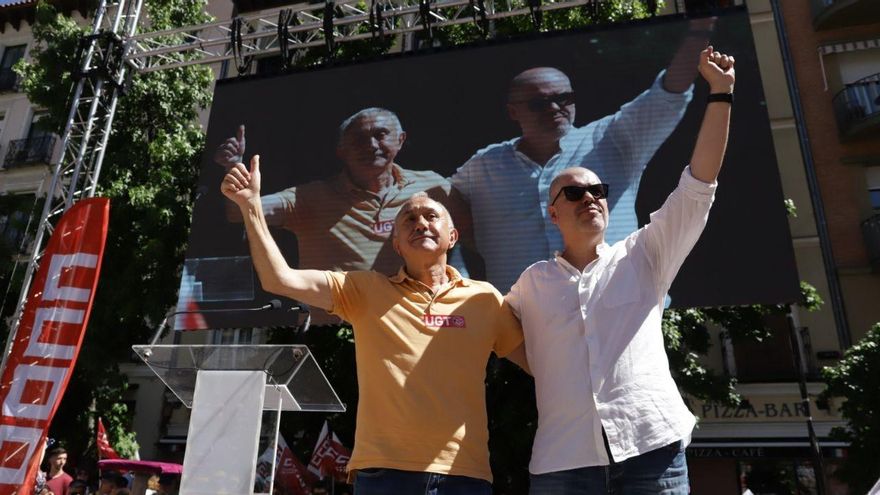Los líderes de CCOO y UGT, Unai Sordo (d) y Pepe Álvarez, en el acto celebrado este 9 de junio.