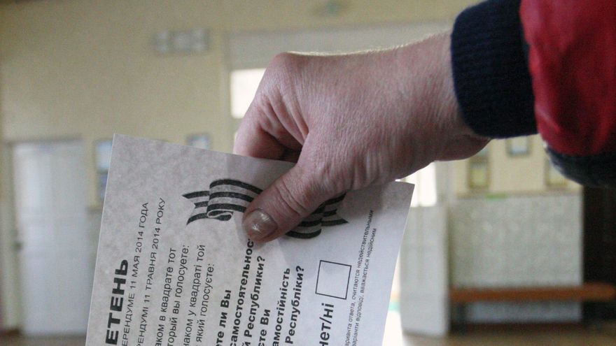 Imagen de archivo del referéndum separatista realizado en Donestk. EFE/EPA/IGOR KOVALENKO