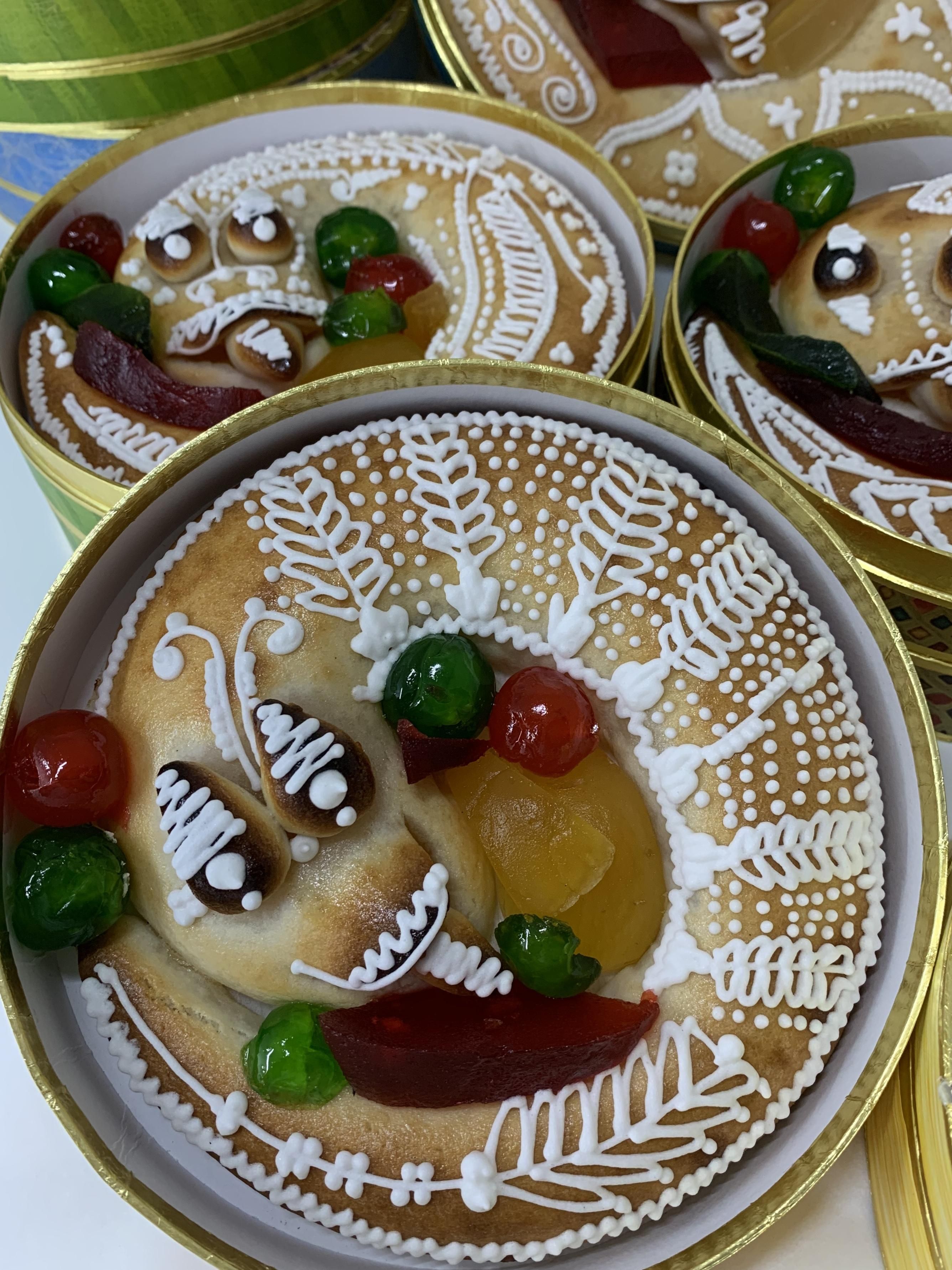 Anguilas de mazapán con relleno de yema y frutas elaborada y decorada por San Telesforo
