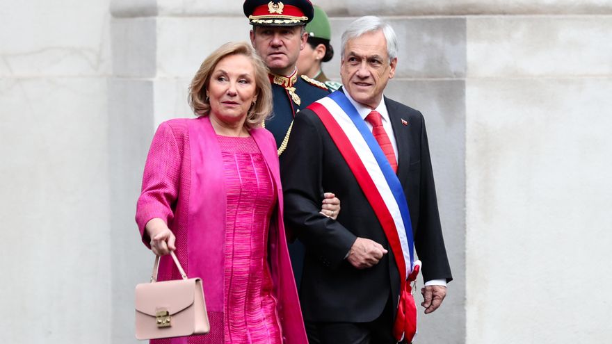 En la imagen, el presidente de Chile, Sebastián Piñera (d), y la primera dama chilena, Cecilia Morel (i). EFE/Alberto Valdés/Archivo