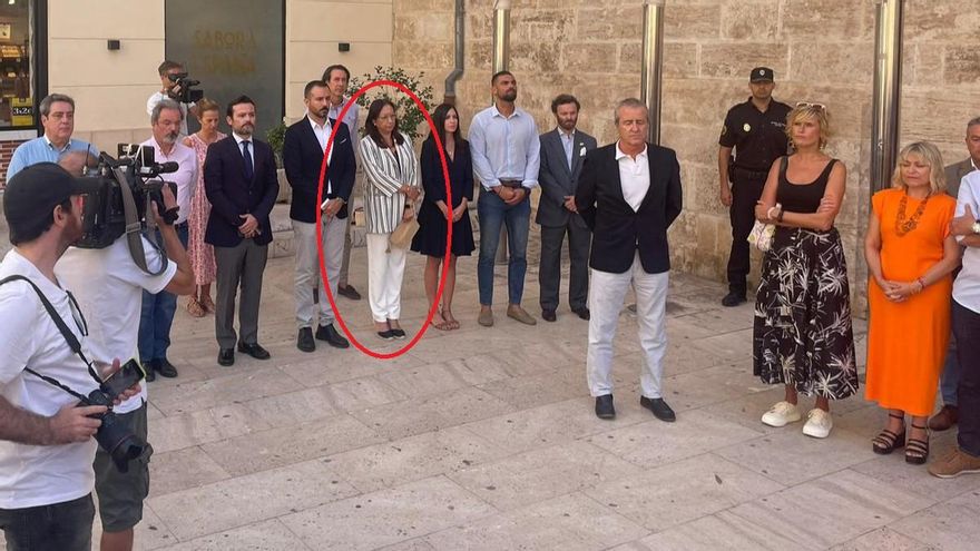 La presidenta de las Corts Valencianes, de Vox, vuelve a esquivar la pancarta de condena a la violencia machista