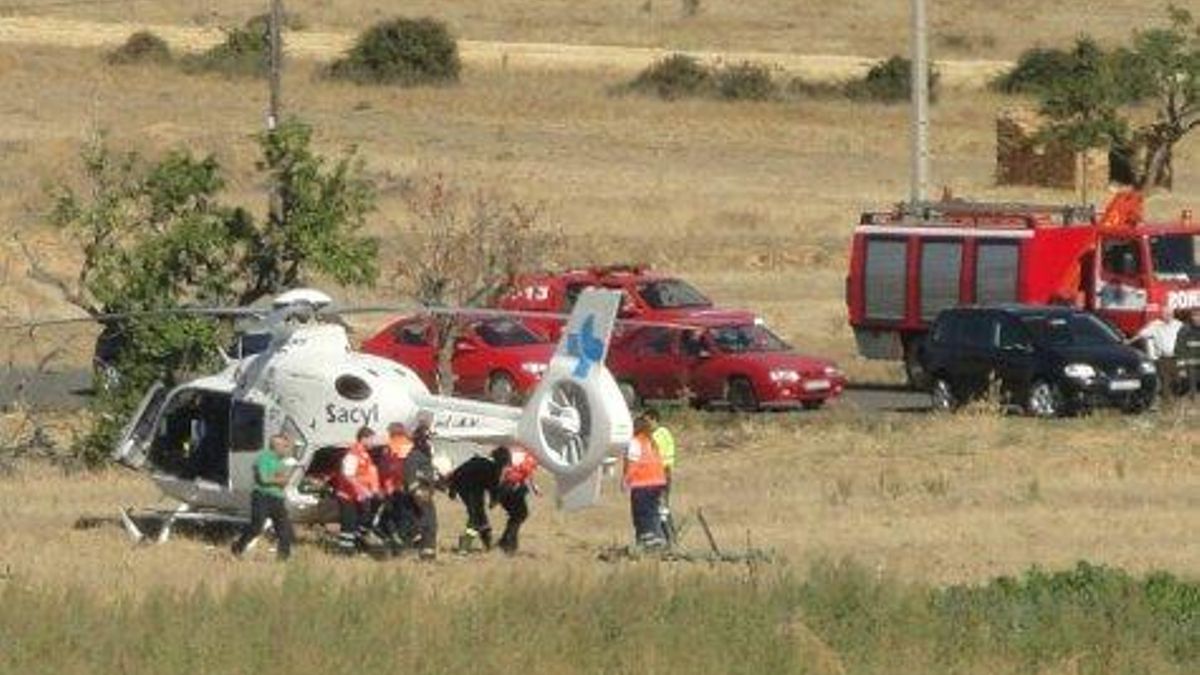 Grave accidente en Villaserán con dos heridos inconscientes, atrapados e intervención del helicoptero de Urgencias