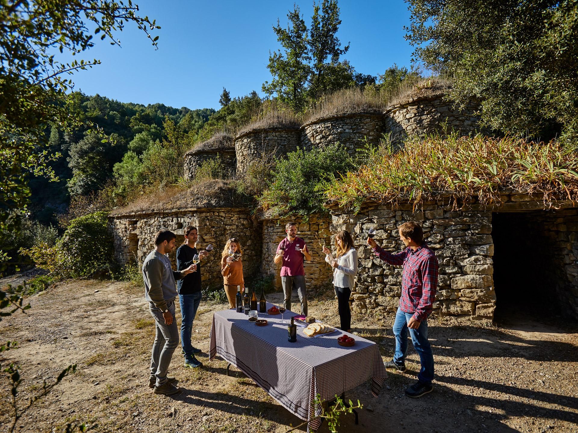 Catar vinos junto a las tinas de piedra seca, en El Pont de Vilomara