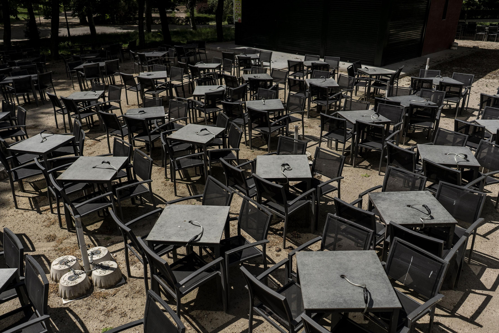 Las mesas de las terrazas de El Retiro (Madrid) acumuladas sin clientela