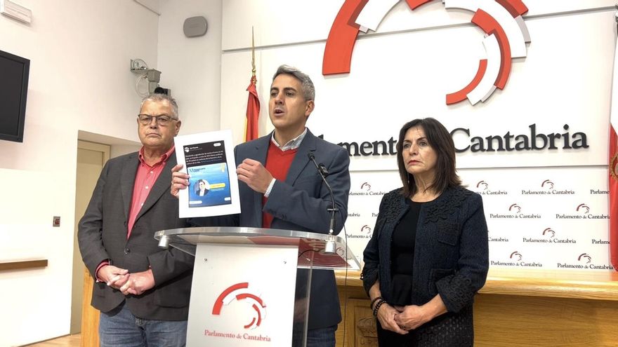 El secretario general del PSOE y portavoz parlamentario, Pablo Zuloaga, junto a los parlamentarios socialistas Joaquín Gómez y Ana Belén Álvarez