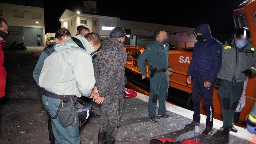 Trasladan a Motril a 54 migrantes rescatados en el mar de Alborán