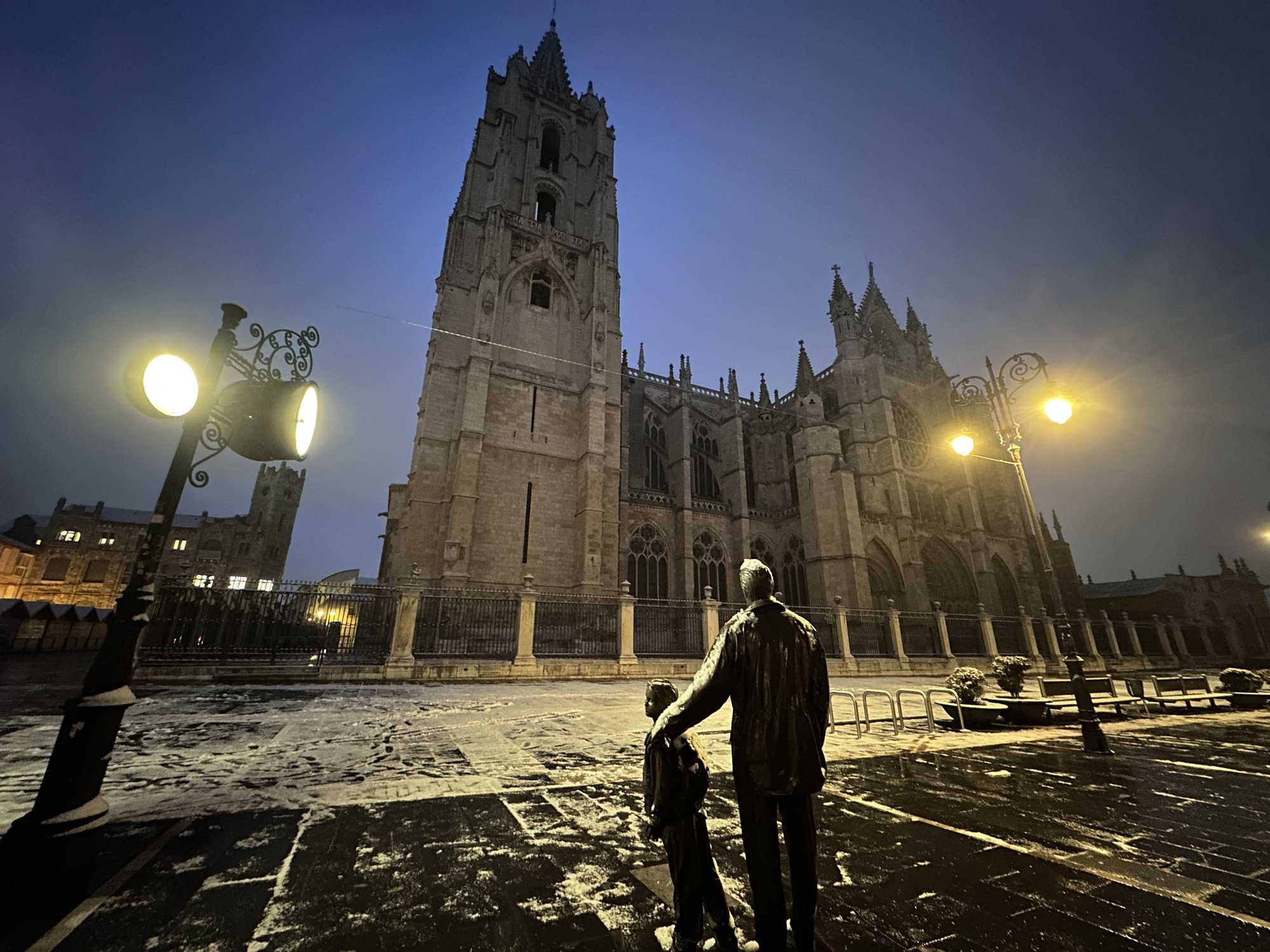 Postales de León nevado: las imágenes que deja la primera nevada del año en la capital