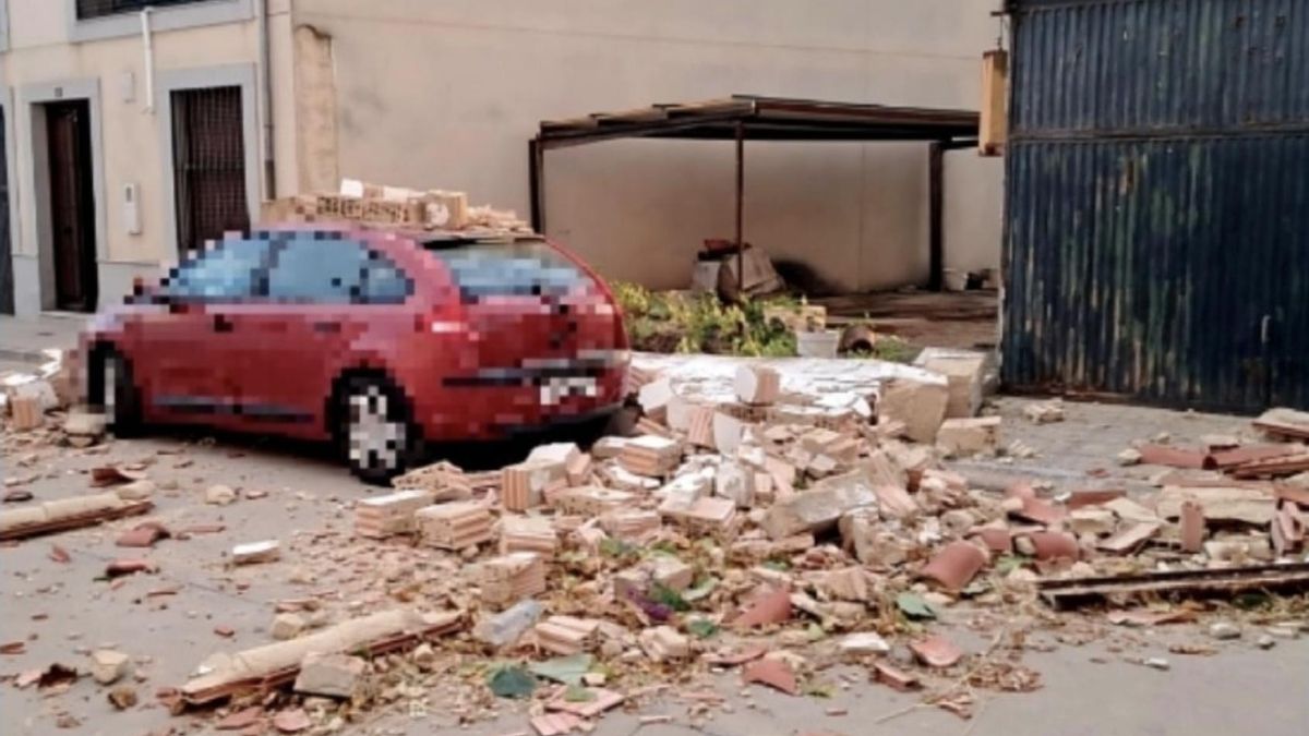 Una tormenta seca de calima deja muros, árboles y farolas caídas y turismos dañados