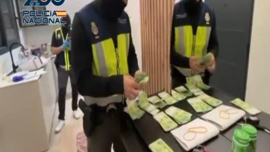 Agentes de la Policía Nacional en uno de los registros por el que se ha desmantelado a la organización que dominaba el tráfico de cocaína por el Atlántico.
