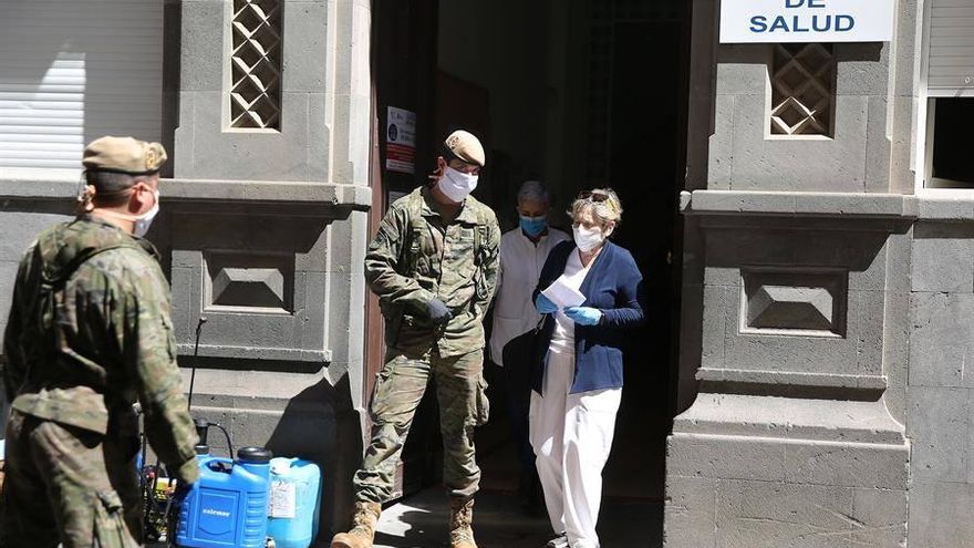 Militares, en abril de 2020, entran en un centro de salud de Santa Cruz de Tenerife para desinfectarlo