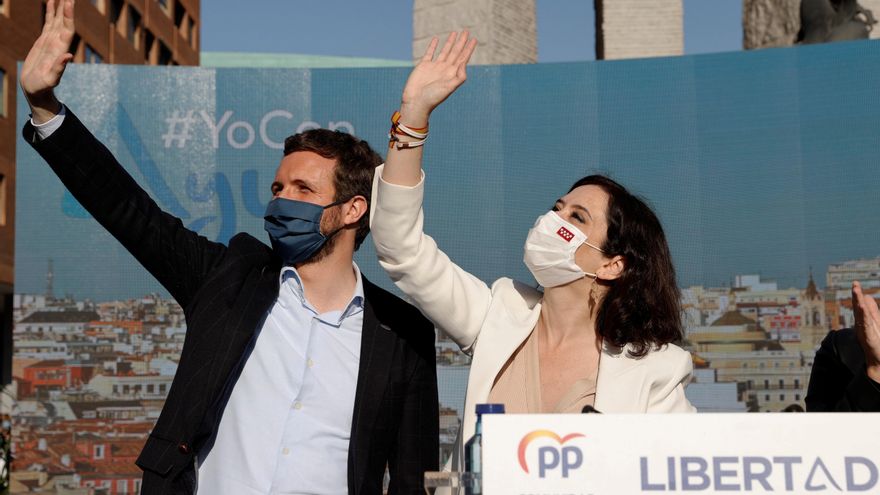 La candidata a la presidencia de la Comunidad de Madrid, Isabel Díaz Ayuso, acompañada por el presidente del PP nacional, Pablo Casado, este sábado en Madrid. EFE/Zipi.
