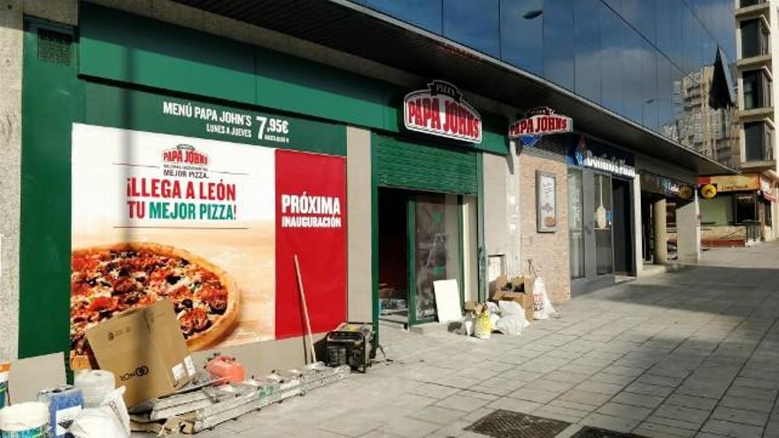 Locales de Papa Johns' y Domino's Pizza en el Edificio Europa de Eras de Renueva