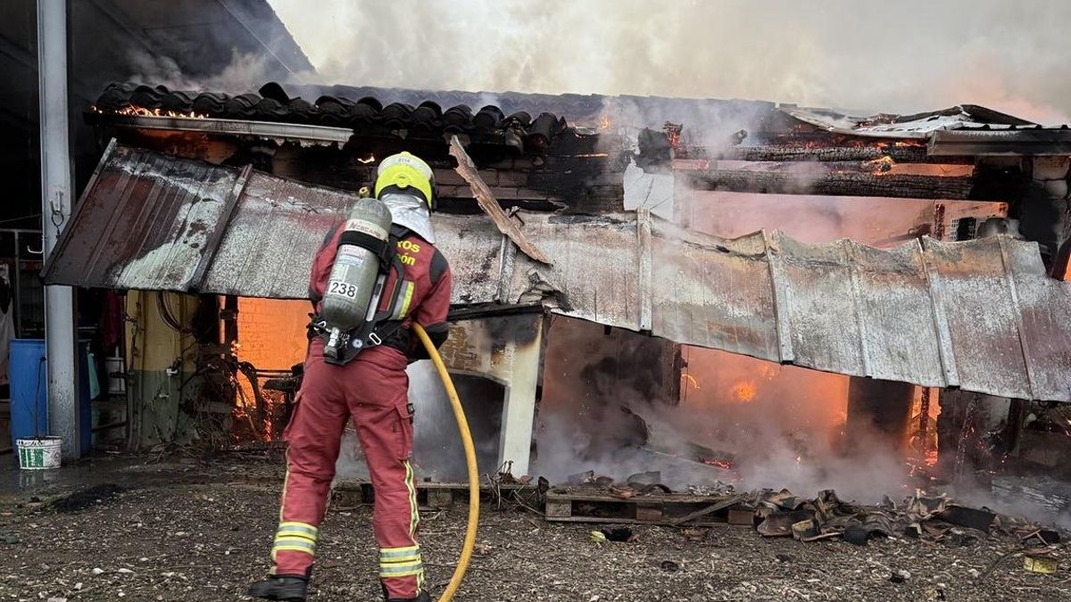 Un incendio calcina parte de un hostal en la localidad de Valdearcos sin ningún herido