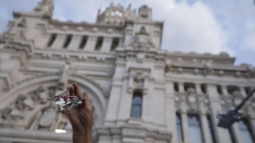 Cacerolada celebrada este jueves frente al Ayuntamiento de Madrid.