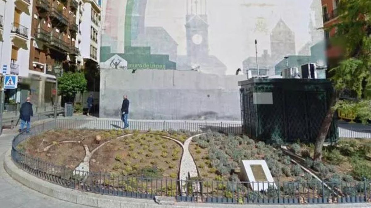 El jardín con el logo de Madrid 2020 en la plaza del Carmen, poco después de su inauguración