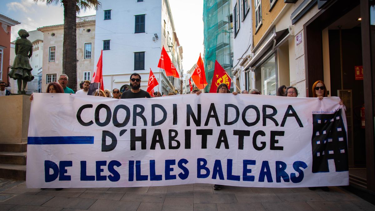 L'última mobilització contra la crisi d'habitatge a Menorca el mes d'abril passat que va convocar un miler de persones als carrers de Maó.
