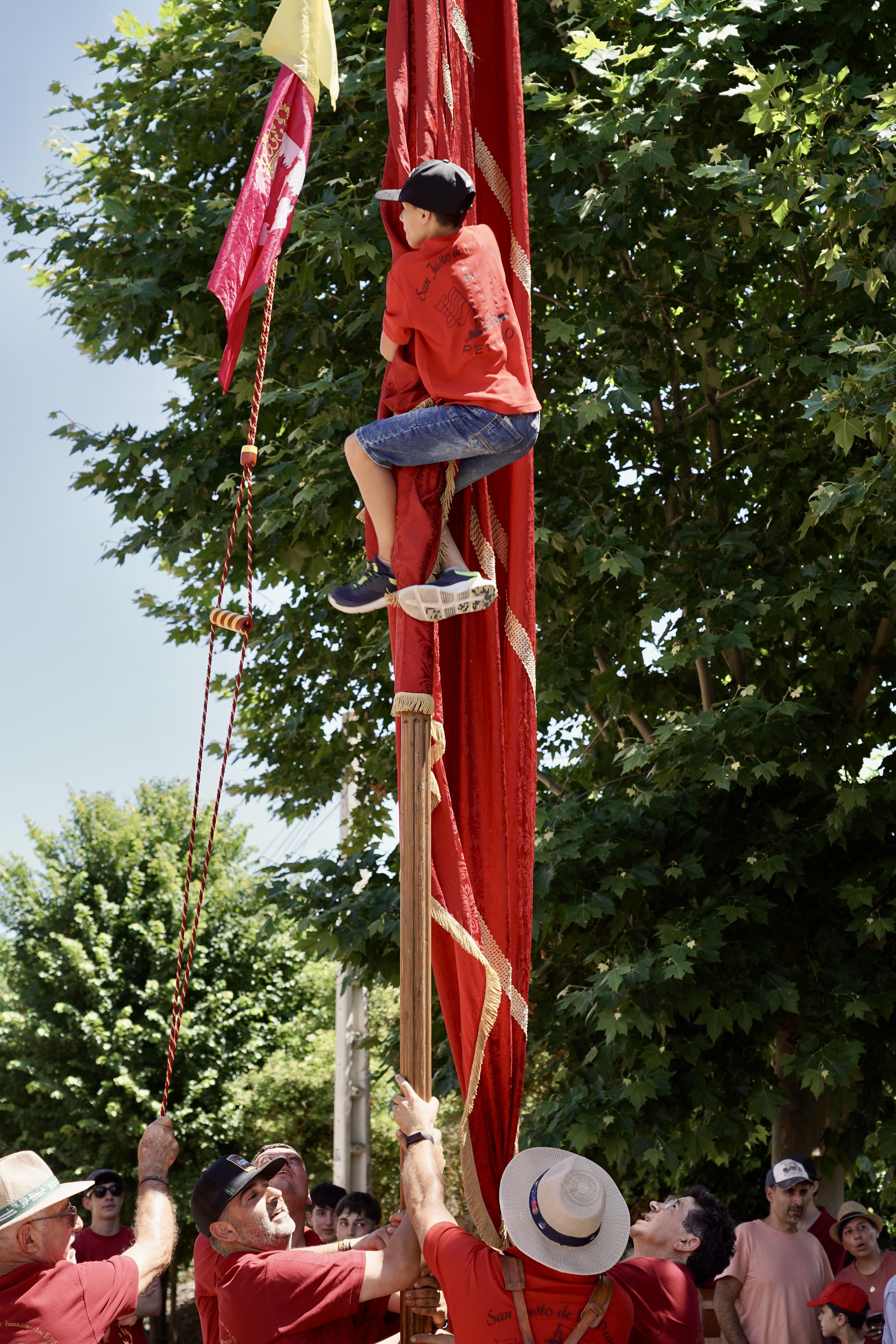 Orgullo de pendones en Oteruelo de la Valduerna para airear la seña de identidad leonesa