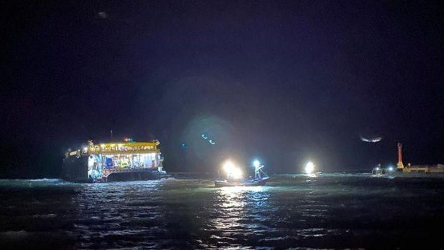 Encalla un ferry en el puerto de Agaete por el temporal