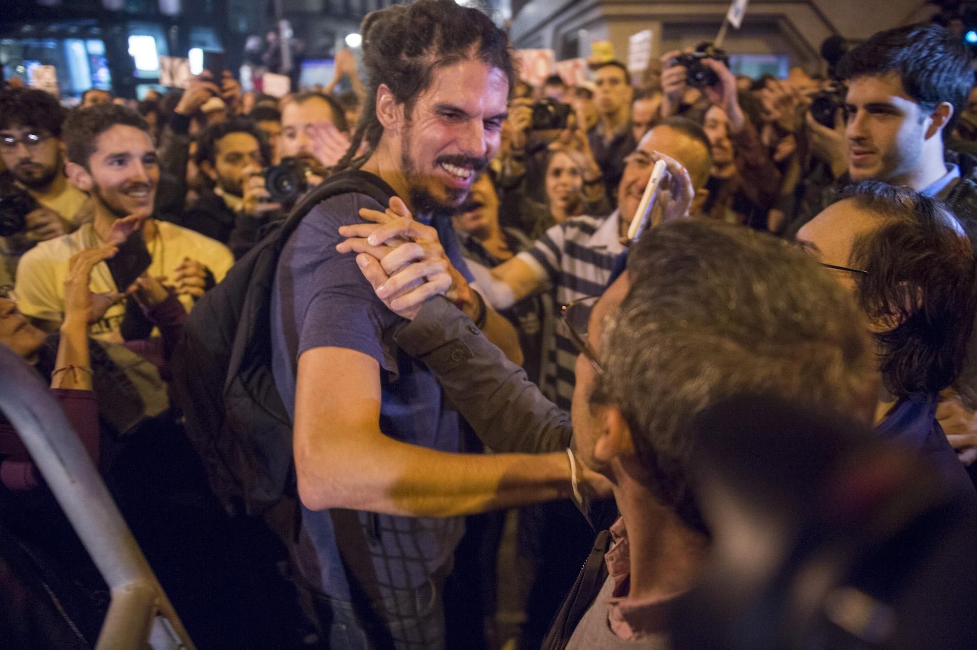 El diputado de Unidos Podemos, Alberto Rodríguez, saluda a los manifestantes