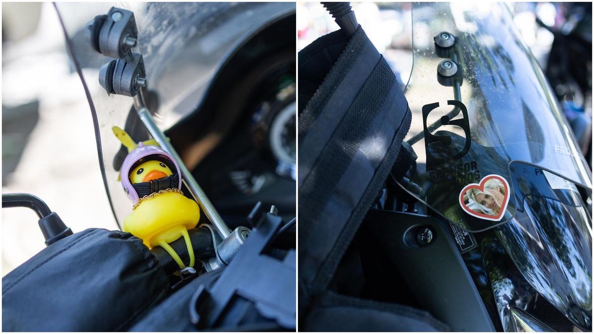 Stickers y objetos que tunean las motos, símbolos de representatividad de cada conductora