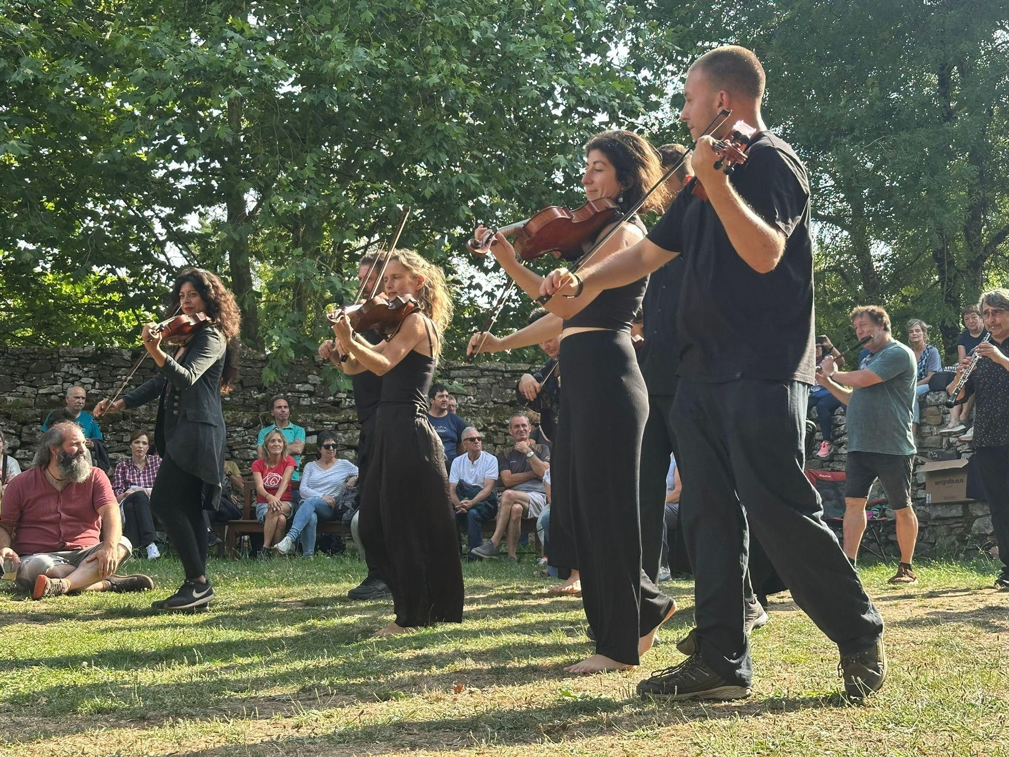 Festival Urmuga, una iniciativa de Euskadi que une senderismo, conciertos al aire libre y diálogo con el territorio.