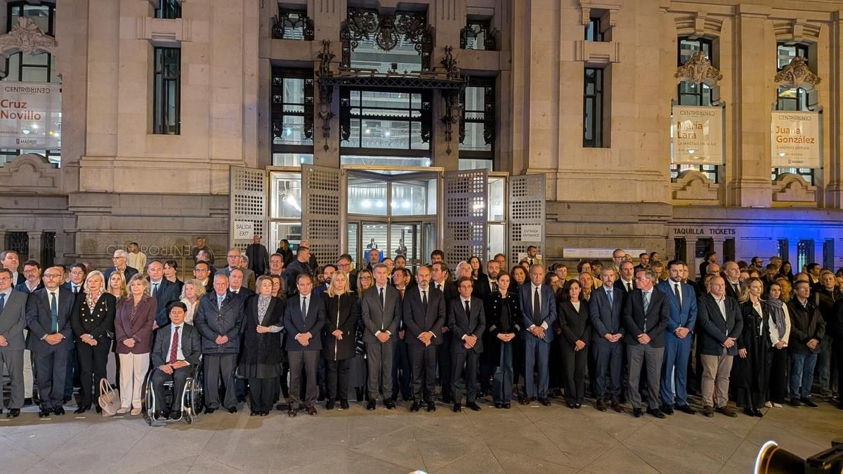 Vox lanza soflamas contra el Gobierno ante Feijóo y Ayuso en el acto de silencio por las víctimas del choque de Urda
