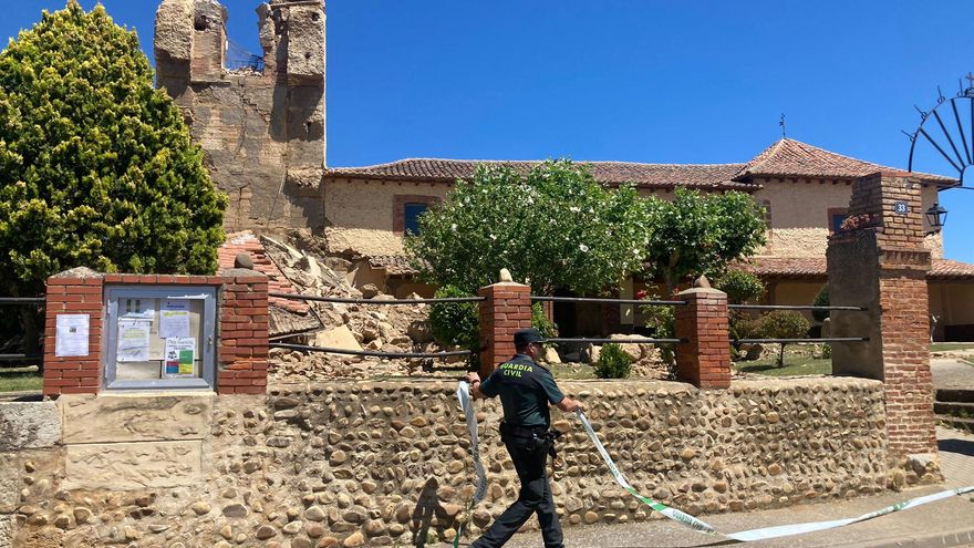 La iglesia de Villaturiel se queda sin su torre tras desplomarse este domingo, horas antes de intentar apuntalarla