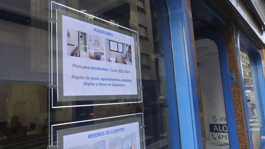 Vista de anuncios de alquiler de viviendas en el cristal de una inmobiliaria, en Salamanca. EFE/ J.M. García