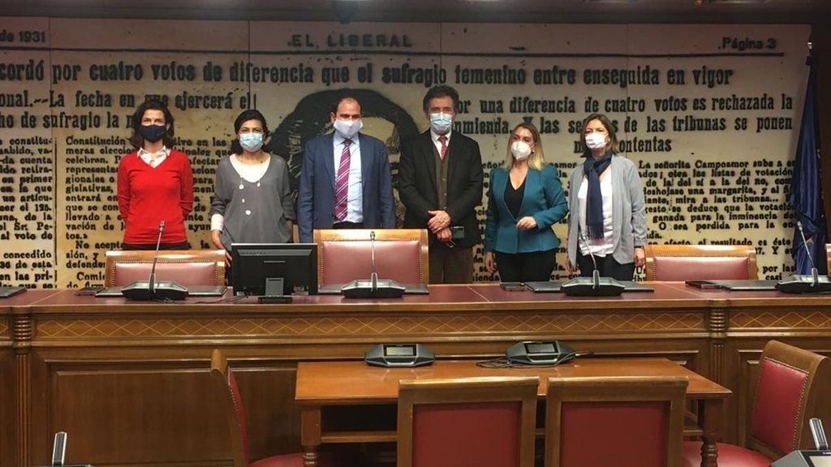 Rueda de prensa de SCC en el Senado para presentar una encuesta sobre la enseñanza en Cataluña realizada por GAD3.
