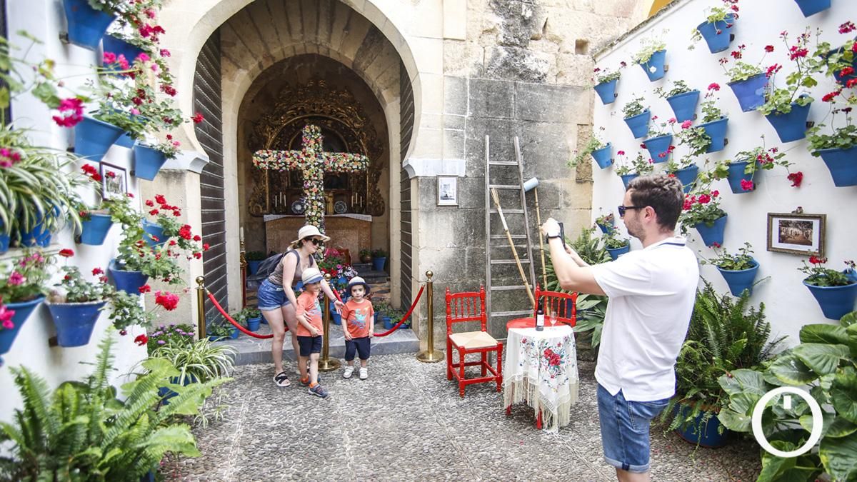 Primer premio en Recintos Cerrados Cruz de la AVV Alcázar Viejo