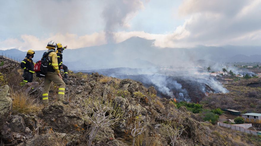 Una colada de lava provocada por la erupción que comenzó el 19 de septiembre en La Palma se desplaza por el bario de Todoque, en el municipio de Los Llanos de Ariadne, donde sus vecinos están siendo desalojados. EFE/Ramón de la Rocha