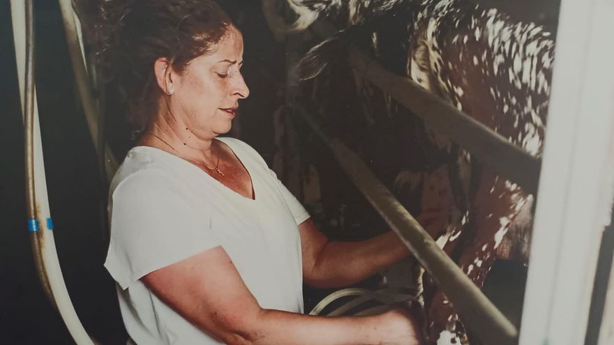 Conchita Saldaña ordeñando en la fotografía escogida para la exposición