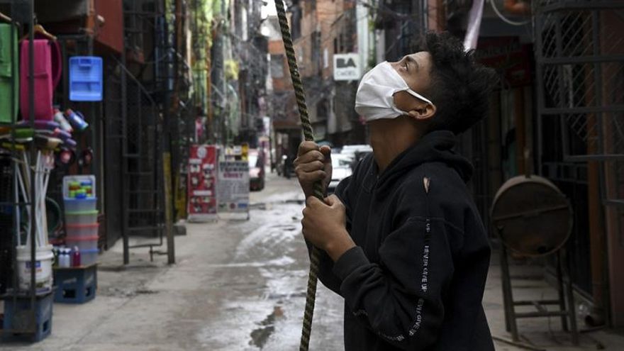 Cambio en la pirámide social: se achica la clase media y aumentan las familias en la pobreza