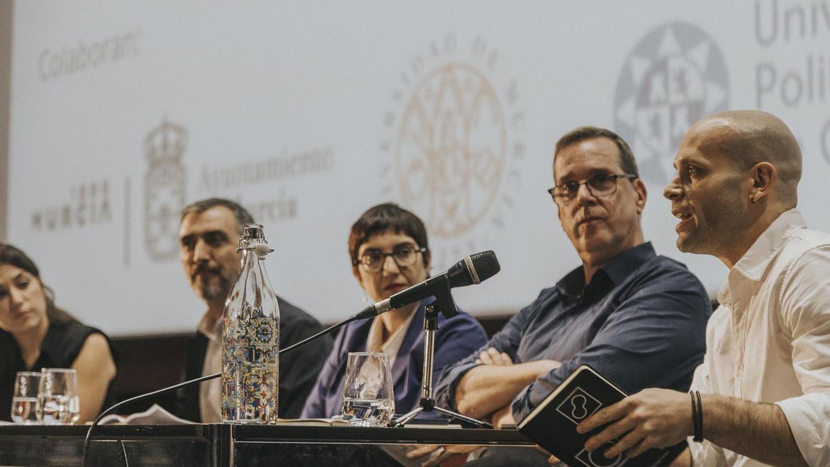 “Antes de la democratización de Internet había una asunción de que lo que se publicaba era verdad, pero cuando se democratizó la palabra escrita perdió parte de esa verdad implícita y esto es lo que va a pasar también con el contenido audiovisual y la IA”, ha considerado Carlos Castillo